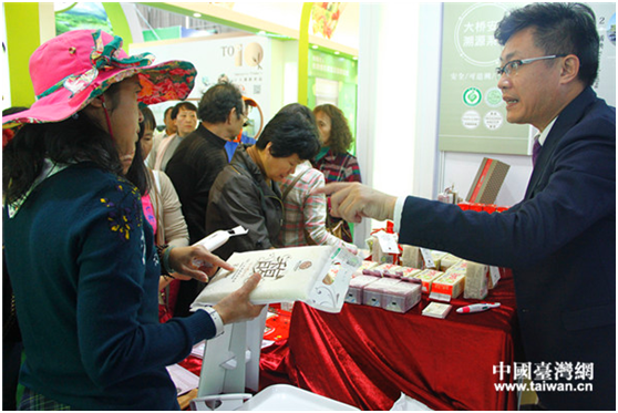 壽米屋企業有限公司總經理陳肇浩向參觀者介紹自家大米。