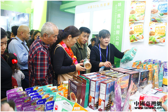 臺企味一食品有限公司前參觀者咨詢產品特點,場面火爆。