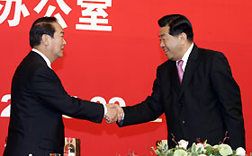 Jia Qinglin, chairman of the National Committee of the CPPCC, shakes hands with James Soong, chairman of Taiwan People First Party, yesterday in Shanghai.		 GAO ERQIANG