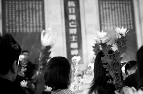 4月8日，南岳衡山忠烈祠，來自海峽兩岸的抗日戰爭烈士後裔及社會各界人士300余人一起祭奠抗戰先烈。圖/記者陳勇src=