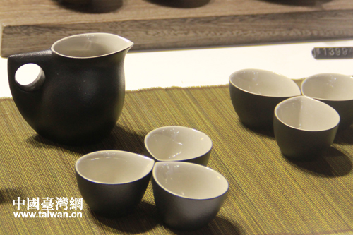 陸寶陶瓷參展的茶具（中國臺灣網 段雯婷 攝）