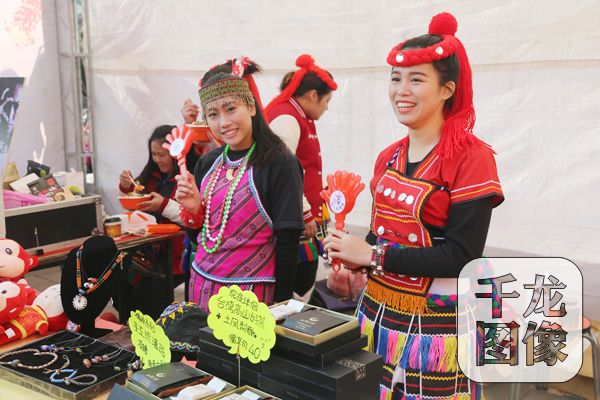 第五屆臺灣映像魅力展上，臺灣姑娘展示文創等產品。千龍網王路攝