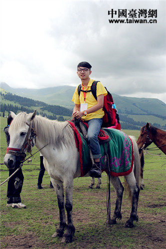 營員在那拉提草原體驗騎馬，感受在草原策馬奔馳的豪邁。