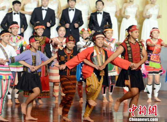 臺東大學音樂係合唱團載歌載舞，演唱臺灣少數民族組曲。　記者劉可耕 攝