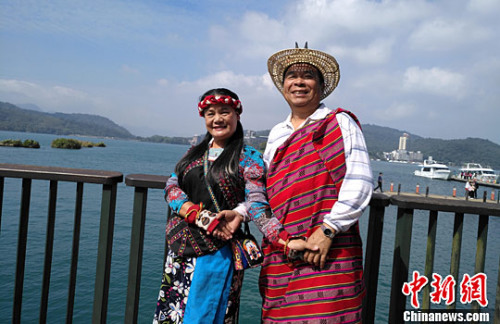 臺灣音樂人劉翰安（右）和黃韻齡夫婦近日在南投日月潭接受<a target='_blank'  data-cke-saved-href='http://big5.gwytb.gov.cn/gate/big5/www.chinanews.com/' href='http://big5.gwytb.gov.cn/gate/big5/www.chinanews.com/'>中新社</a>記者採訪，分享他們傳播少數民族音樂的故事。 <a target='_blank'  data-cke-saved-href='http://big5.gwytb.gov.cn/gate/big5/www.chinanews.com/' href='http://big5.gwytb.gov.cn/gate/big5/www.chinanews.com/'>中新社</a>記者 陳林 攝