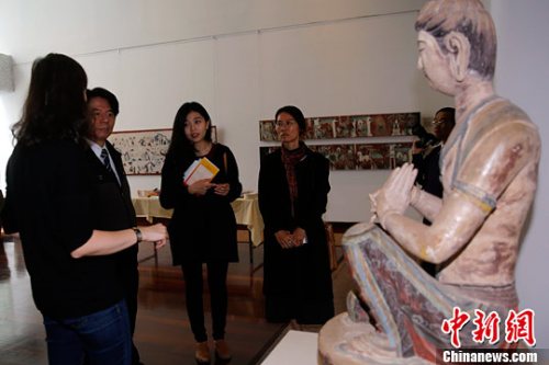 圖為觀眾觀展。<a target='_blank' href='http://big5.gwytb.gov.cn/gate/big5/www.chinanews.com/'><p  align=