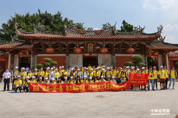 海峽兩岸大學生攝影創作大賽的參賽選手在開元寺留念。（中國臺灣網 李岳 攝）