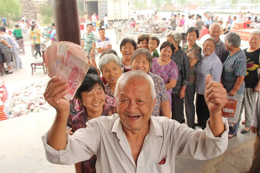 河北一民企老板中秋掏80萬給村民發福利