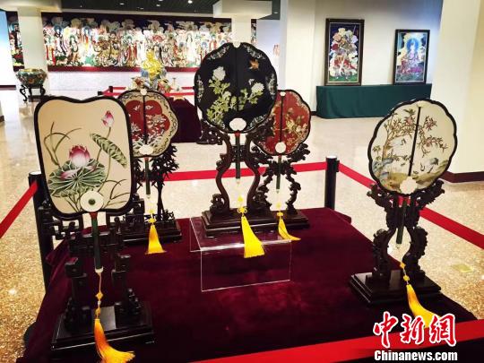 2016懋隆文創園？中國工藝精品傳承與創新係列展26日在京開幕，300余件景泰藍創新作品展出。圖為扇子展區。　劉文曦 攝