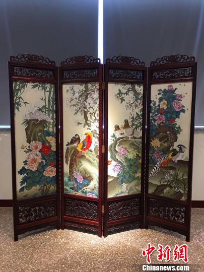 2016懋隆文創園？中國工藝精品傳承與創新係列展26日在京開幕，300余件景泰藍創新作品展出。圖為以“鳥”為主題的屏風。　劉文曦 攝