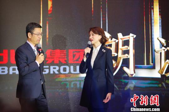 董卿首當制作人攜新節目《朗讀者》亮相
