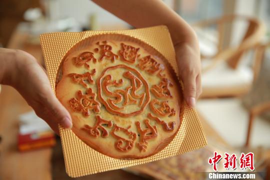 臺灣象形文字專家麥智明推出象形月餅，古老的象形文字“享”在中間，四周圍繞著十二生肖的象形文字。 董子暢 攝