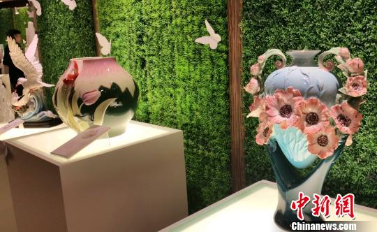 6月24日，臺灣法藍瓷在臺北舉行“綻放·法藍瓷十五周年派對”，並向全球發布來自美國、德國、法國的設計師與臺灣設計團隊打造的12款紀念瓷品，慶祝其成立十五周年。圖為現場展覽的限量紀念瓷品。　邢利宇 攝