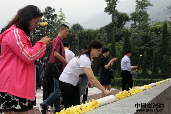 第五屆兩岸婚姻家庭論壇的與會嘉賓和代表敬獻黃色菊花。 第五屆兩岸婚姻家庭論壇的與會嘉賓和代表敬獻黃色菊花。