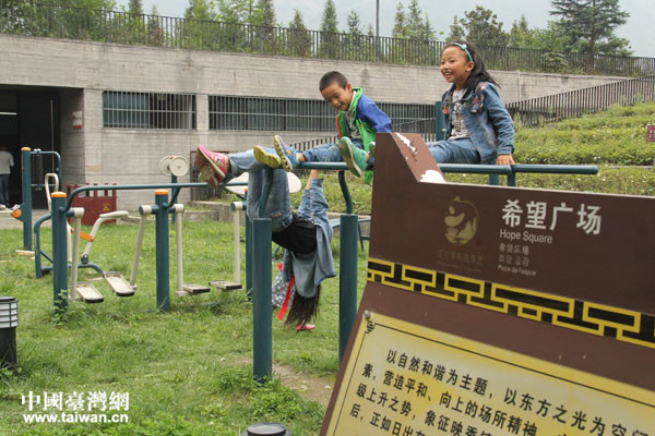 在希望廣場上自由自在玩耍的震後小朋友 在希望廣場上自由自在玩耍的震後小朋友