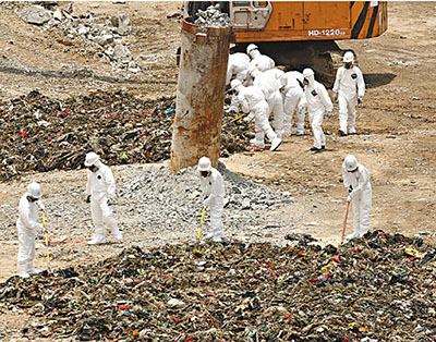 外籍女傭將嬰兒棄置垃圾桶香港大批警員搜尋 外籍女傭將嬰兒棄置垃圾桶香港大批警員搜尋
