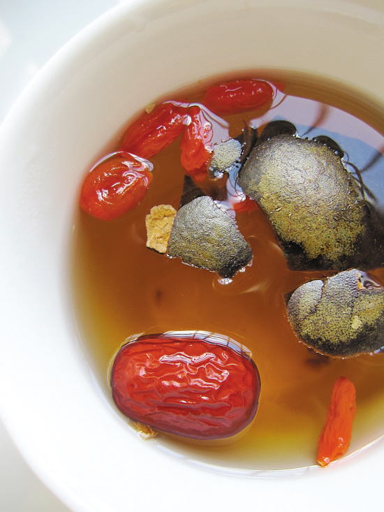 健康消暑:少喝冰鎮飲料 自制消暑涼茶(圖) 健康消暑:少喝冰鎮飲料 自制消暑涼茶(圖)