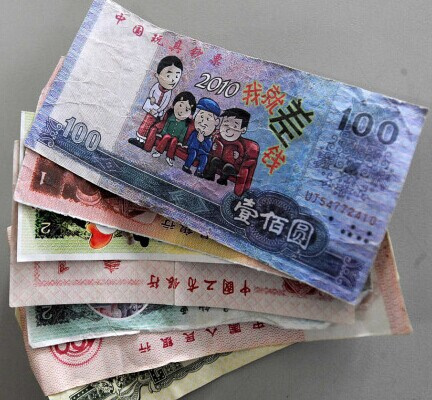 投幣箱里花樣多 奇葩“假幣”乘公交 投幣箱里花樣多 奇葩“假幣”乘公交