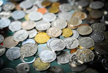 投幣箱里花樣多 奇葩“假幣”乘公交 投幣箱里花樣多 奇葩“假幣”乘公交