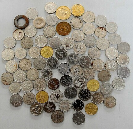 投幣箱里花樣多 奇葩“假幣”乘公交 投幣箱里花樣多 奇葩“假幣”乘公交