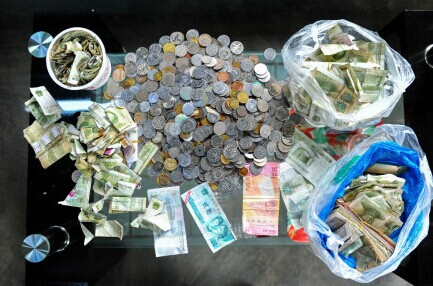 投幣箱里花樣多 奇葩“假幣”乘公交 投幣箱里花樣多 奇葩“假幣”乘公交