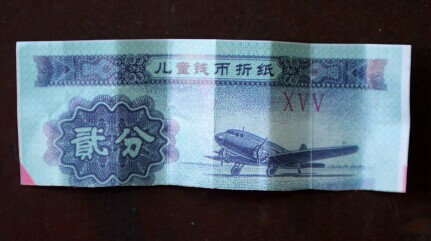 投幣箱里花樣多 奇葩“假幣”乘公交 投幣箱里花樣多 奇葩“假幣”乘公交