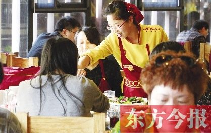 女碩士從事業單位辭職到火鍋店當<a href='http://big5.gwytb.gov.cn/gate/big5/search.xinmin.cn/?q-ifbase4-base16-PeacjeWKoeWRmA~~' target='_blank' class='keywordsSearch'><p  align=
