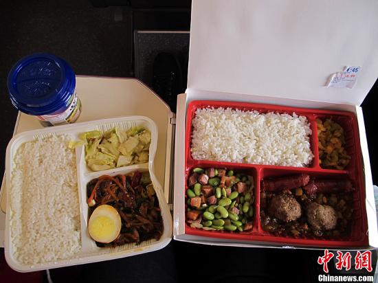 資料圖 高鐵上45元的盒飯與15元的盒飯。<a target='_blank' href='http://big5.gwytb.gov.cn/gate/big5/www.chinanews.com/' _fcksavedurl='http://big5.gwytb.gov.cn/gate/big5/www.chinanews.com/'></p></table><p  align=