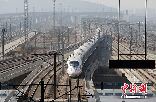 資料圖 一輛和諧號列車駛入高鐵南京南站。 <a target='_blank' href='http://big5.gwytb.gov.cn/gate/big5/www.chinanews.com/' _fcksavedurl='http://big5.gwytb.gov.cn/gate/big5/www.chinanews.com/'></p></table><p  align=