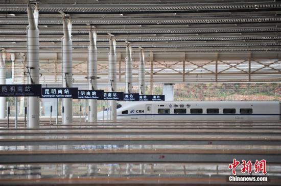 資料圖 1月3日，昆明等待上客的列車。<a target='_blank' href='http://big5.gwytb.gov.cn/gate/big5/www.chinanews.com/' _fcksavedurl='http://big5.gwytb.gov.cn/gate/big5/www.chinanews.com/'></p></table><p  align=