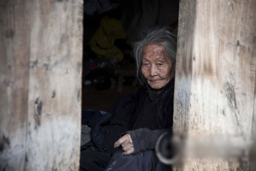 （本組配圖為資料圖）據中安在線報道，3月18日上午，宿州市埇橋區大澤鄉鎮水池村，一名44歲的留守女子被發現已去世多日，女子身旁一名1歲半的幼女也奄奄一息。發現情況後，村民趕緊叫來救護車。幸運的是，經過醫院全力搶救，幼女最終脫離生命危險。