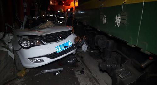 安徽馬鞍山一鐵道口汽車與火車相撞 1人死亡