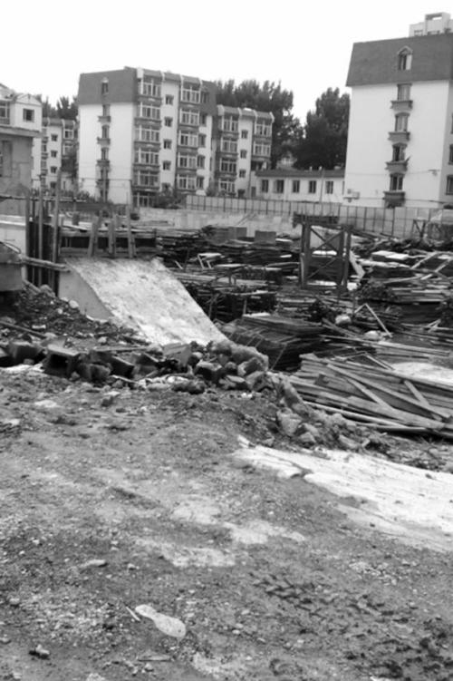 建築工地圍擋里打自備井 日夜施工噪音擾民