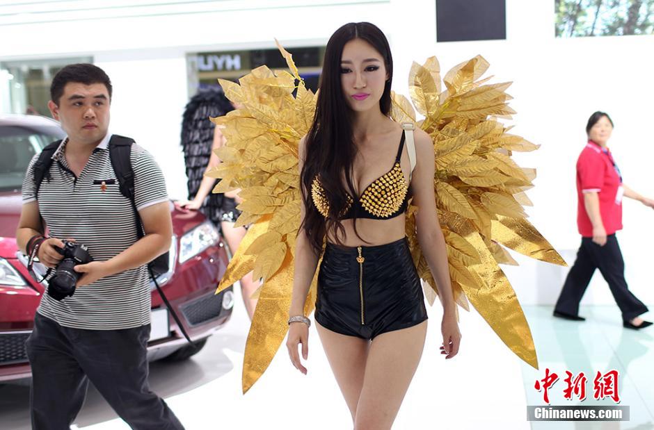 “黃金戰車”配火辣美女亮相南京國際車展吸睛