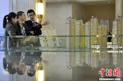 資料圖 置業顧問向民眾推薦商品房戶型。 <a target='_blank' href='http://big5.gwytb.gov.cn/gate/big5/www.chinanews.com/' _fcksavedurl='http://big5.gwytb.gov.cn/gate/big5/www.chinanews.com/' _fcksavedurl='http://big5.gwytb.gov.cn/gate/big5/www.chinanews.com/'></p></table><p  align=
