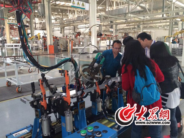 科技創新助推中國重汽"鳳凰涅槃" 濟南造重卡開向全球 科技創新助推中國重汽"鳳凰涅槃" 濟南造重卡開向全球