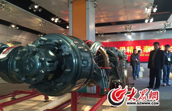 科技創新助推中國重汽"鳳凰涅槃" 濟南造重卡開向全球 科技創新助推中國重汽"鳳凰涅槃" 濟南造重卡開向全球