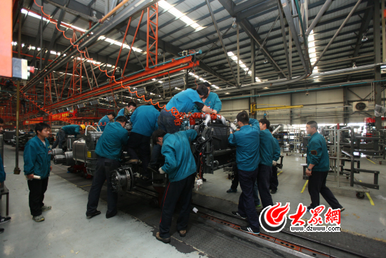 科技創新助推中國重汽"鳳凰涅槃" 濟南造重卡開向全球 科技創新助推中國重汽"鳳凰涅槃" 濟南造重卡開向全球