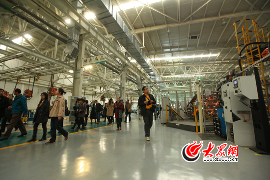 科技創新助推中國重汽"鳳凰涅槃" 濟南造重卡開向全球 科技創新助推中國重汽"鳳凰涅槃" 濟南造重卡開向全球