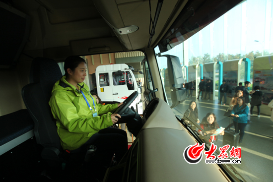 科技創新助推中國重汽"鳳凰涅槃" 濟南造重卡開向全球 科技創新助推中國重汽"鳳凰涅槃" 濟南造重卡開向全球