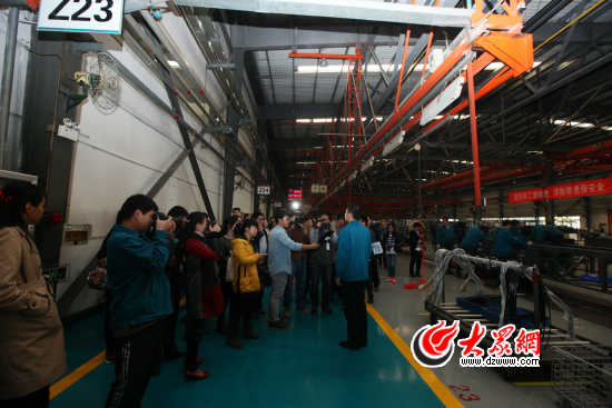 科技創新助推中國重汽"鳳凰涅槃" 濟南造重卡開向全球 科技創新助推中國重汽"鳳凰涅槃" 濟南造重卡開向全球