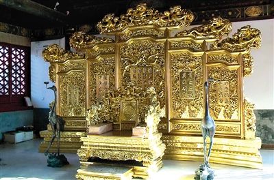 昨日，嵩祝名院所在的嵩祝寺及智珠寺內，一處被用作餐廳的古建築內擺放著一張“龍椅”，這張“龍椅”是按照故宮里的龍椅等比例制作的（視頻截圖）。新華社記者 李德欣 攝