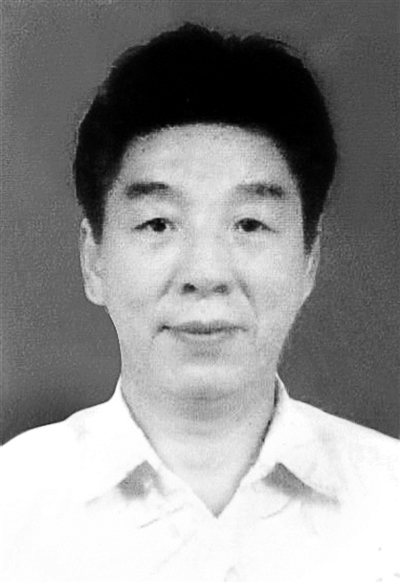 因私挖地下室引發塌陷事件的德內大街93號院業主李寶俊,昨日上午向徐州市泉山區人大常委會遞交了辭職報告。昨日下午,徐州市泉山區人大常委會做出關于接受李寶俊辭去徐州市第十五屆人大代表職務請求的決定。