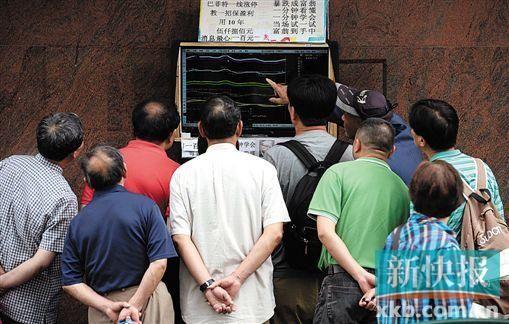 ■6月7日，股民在上海“馬路股市沙龍”交流信息和炒股心得。 新華社發