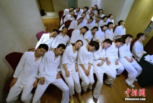 資料圖：長沙某睡眠班，首批報名的學員均為“白領”階層，優質的睡眠或有助于緩解他們平日的工作壓力。<a target='_blank' href='http://big5.gwytb.gov.cn/gate/big5/www.chinanews.com/' _fcksavedurl='http://big5.gwytb.gov.cn/gate/big5/www.chinanews.com/'></table><p  align=