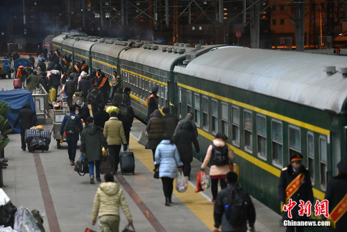 資料圖：2016年1月24日淩晨0點26分，2016年北京西站春運首趟臨時客車，由北京西站開往安慶的3069緩緩駛出站臺。 <a target='_blank' href='http://big5.gwytb.gov.cn/gate/big5/www.chinanews.com/' _fcksavedurl='http://big5.gwytb.gov.cn/gate/big5/www.chinanews.com/' ></table><p  align=