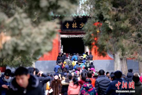 1月30日，河南登封嵩山少林寺，來自海內外的數萬遊客涌入少林寺燒香許願賞民俗。<a target='_blank' href='http://big5.gwytb.gov.cn/gate/big5/www.chinanews.com/'><p  align=