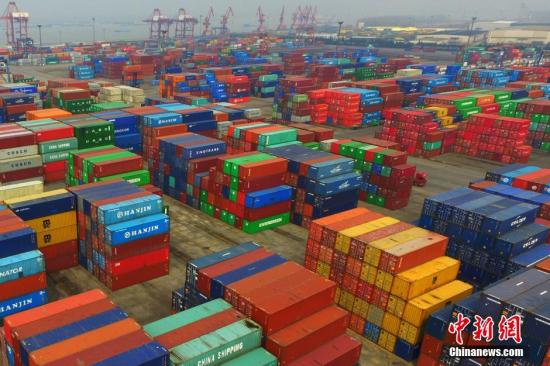 某港口不同顏色的集裝箱整齊排列。<a target='_blank' href='http://big5.gwytb.gov.cn/gate/big5/www.chinanews.com/'><p  align=