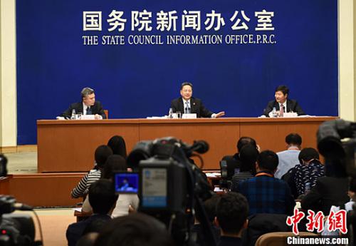 2月27日，國務院新聞辦公室在北京舉行新聞發布會，交通運輸部部長李小鵬(中)介紹交通運輸推進供給側結構性改革有關情況，並答記者問。中新社記者 張勤 攝