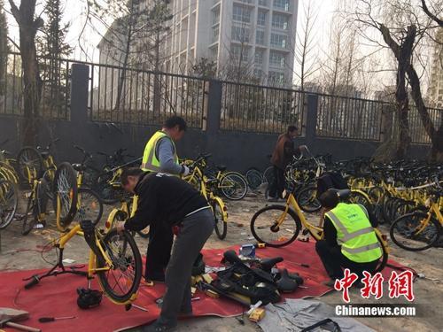 在北京某個共享單車維修點，修車師傅正在工作。中新網 吳濤 攝